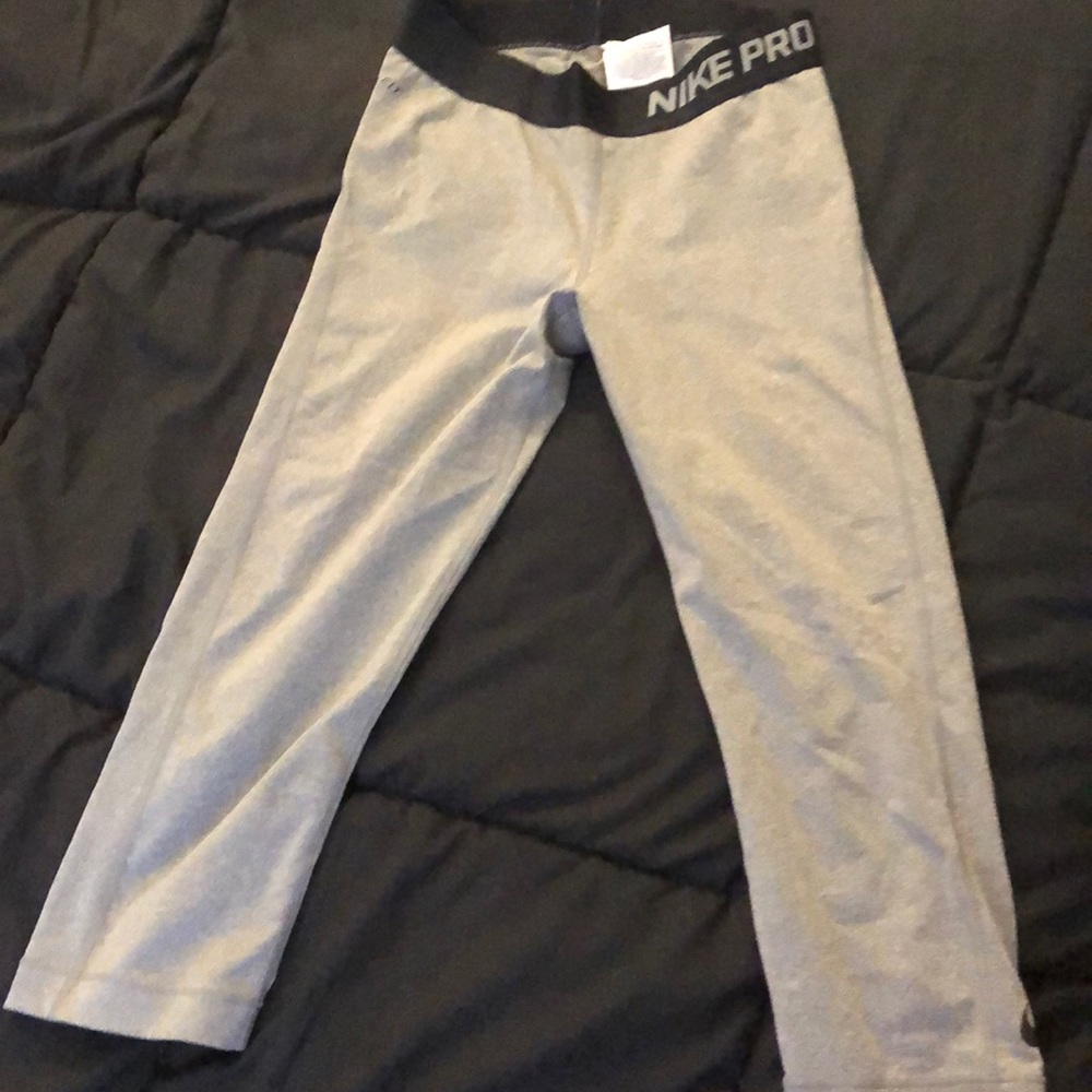Cropped grey Nike pro spandex